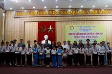 Trao 100 suất học bổng cho học sinh vượt khó học giỏi