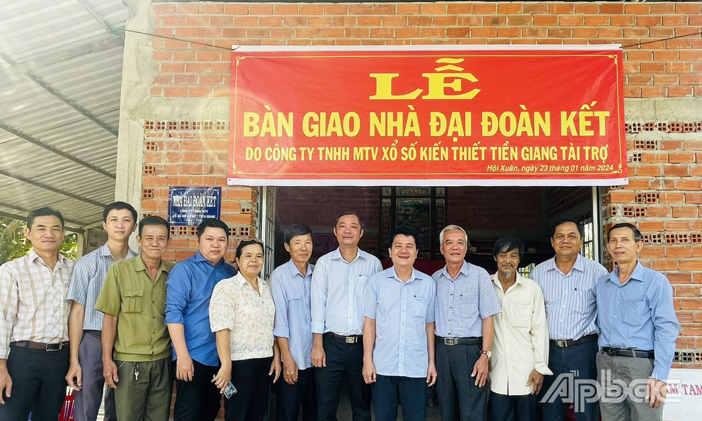 Bàn giao nhà đại đoàn kết tại xã Hội Xuân