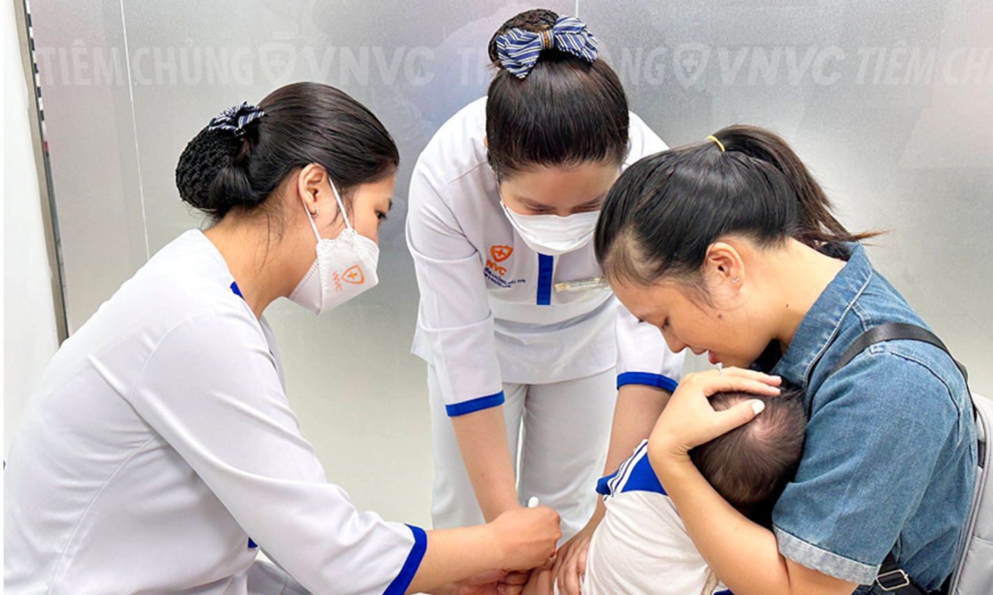 Tiêm vaccine, giải pháp để ngăn chặn bùng phát dịch