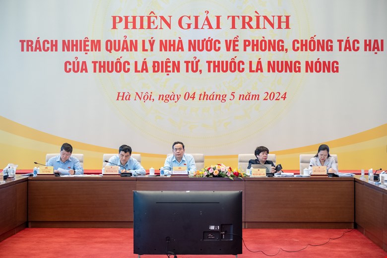 Thuốc lá điện tử, thuốc lá nung nóng: Cấm hay hợp pháp hóa?