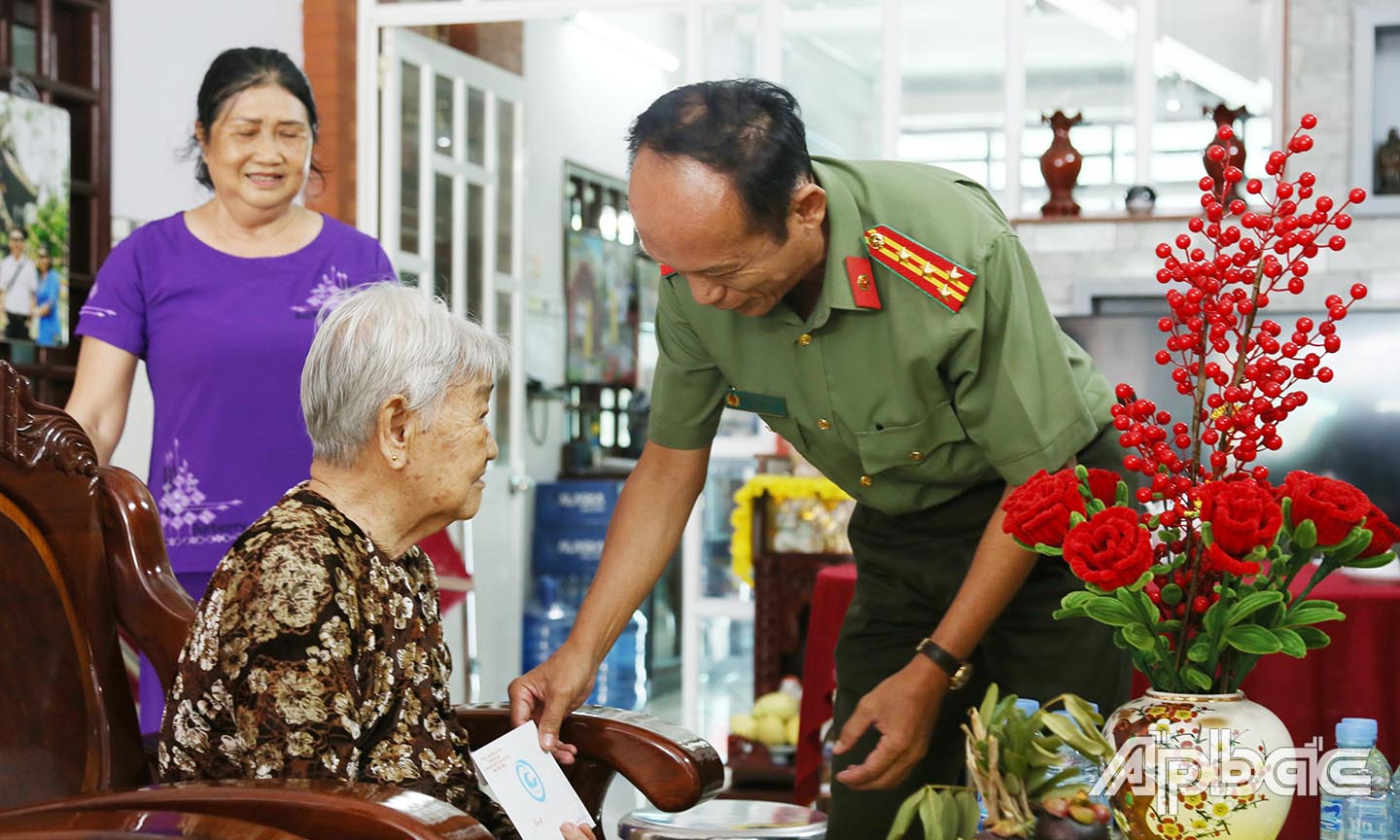 Giám đốc Công an tỉnh Tiền Giang thăm, tặng quà gia đình chính sách