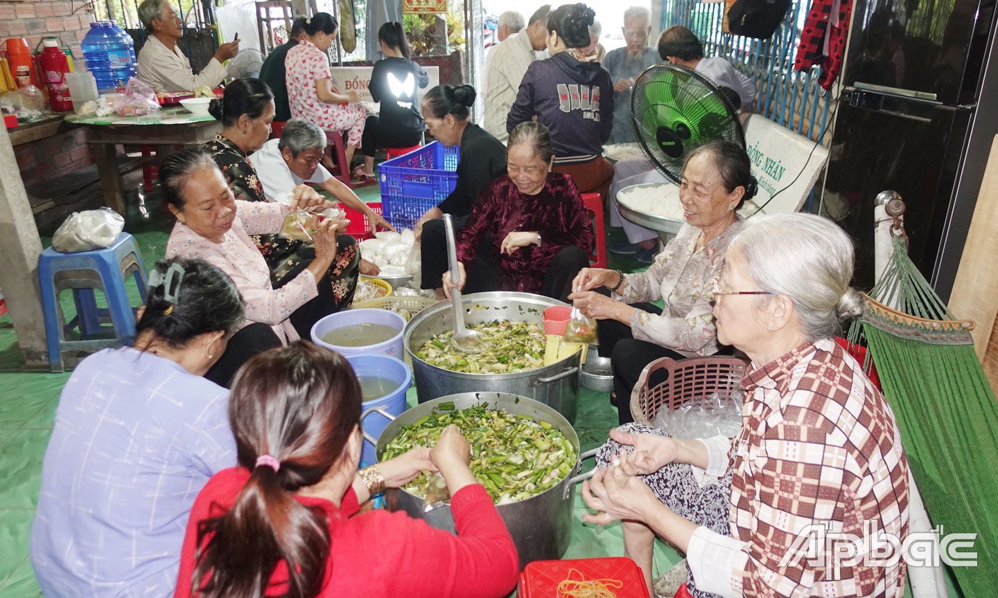 Ấm lòng với bếp ăn từ thiện