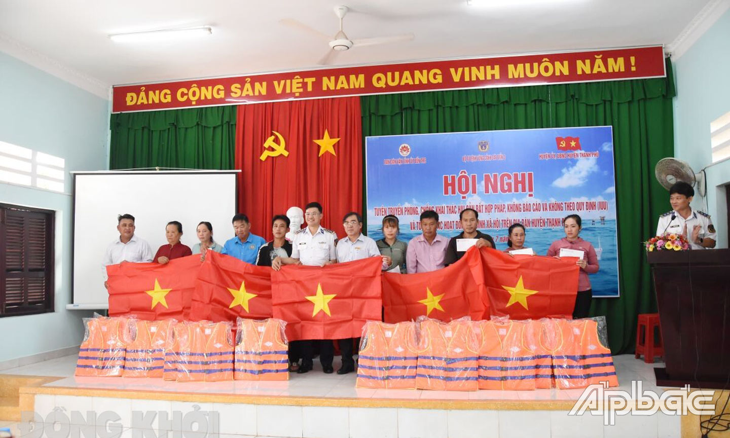 Bộ Tư lệnh Vùng Cảnh sát biển 3 cùng với ngư dân huyện Thạnh Phú (tỉnh Bến Tre) vươn khơi bám biển