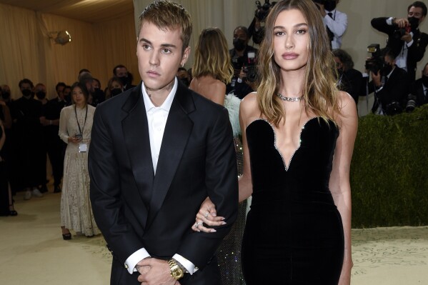 Justin Biyber và Hailey Biyber đang mang thai một em bé, tái lập lời thề