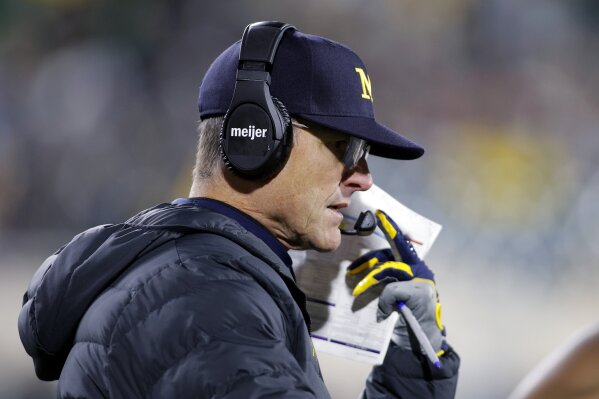 Huấn luyện viên Jim Harbaugh của Michigan bị cấm thi đấu 3 trận cuối cùng của mùa giải vì cáo buộc ăn cắp bảng hiệu