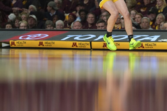 Caitlin Clark’s 33-point game moves her past Lynette Woodard for the major college scoring record