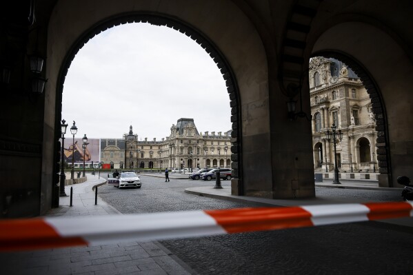 Bảo tàng Louvre và Cung điện Versailles sơ tán sau đe dọa đánh bom, Pháp trong tình trạng báo động