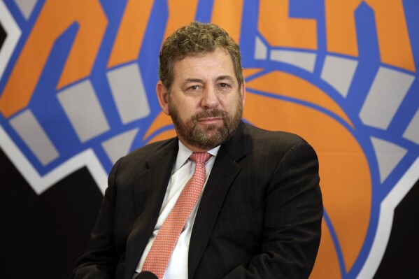 Vụ kiện liên bang cáo buộc chủ sở hữu NY Knicks James Dolan, ông trùm truyền thông Harvey Weinstein tấn công tình dục