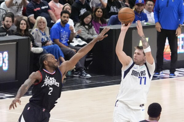 Rusty Kawi Leonard trở về với đội Clippers trong trận 96-93 thua ở Luka Docic và Mavericks