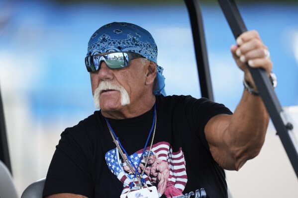 Hulk Hogan thăm trại sư tử Detroit, nói rằng huấn luyện viên Dan Campbell đã bỏ lỡ cuộc gọi là đô vật