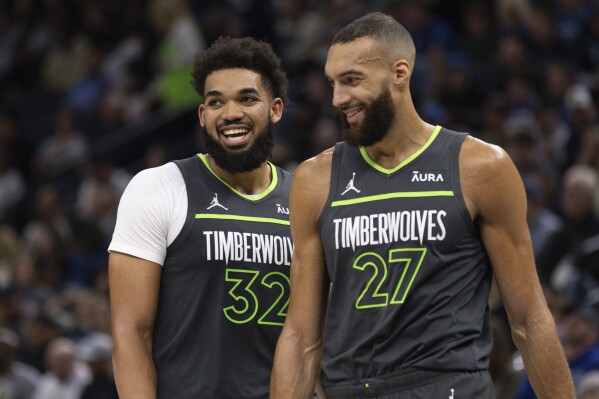 Towns dẫn trước Timberwolves trong chiến thắng 121-87 trước đội Mavs thiếu Doncic và Irving