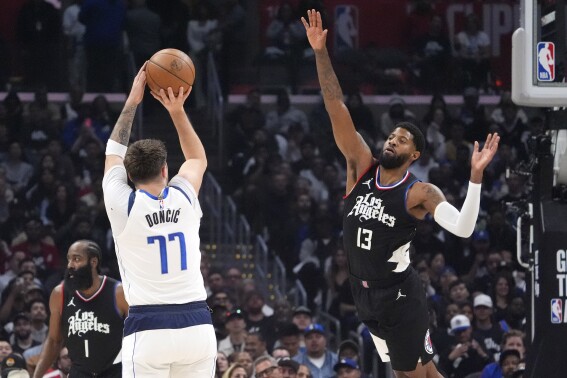 Luka Doncic và Kyrie Irving dẫn đường Mavericks vượt qua đường Clippers 96-93 để thắt dây khi Kawi Leonard trở về