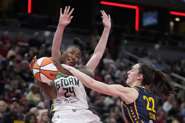 Caitlin Clark phá vỡ WNBA mới được hỗ trợ trong kỷ lục sốt đánh bại Storm 92-75