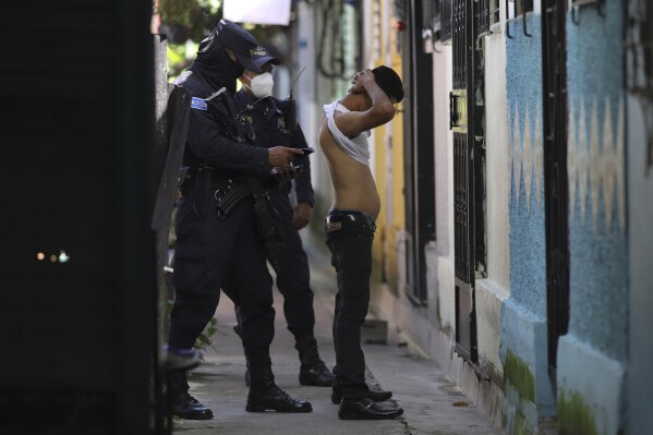 Những người bị giam giữ trong cuộc đàn áp băng đảng ở El Salvador kể lại sự lạm dụng trong nhiều tháng ngồi tù