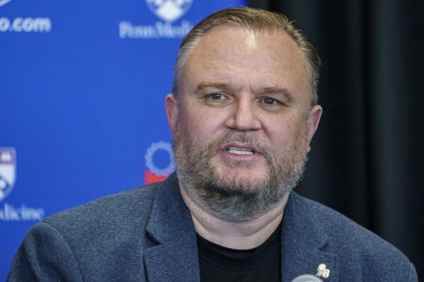 Daryl Morey của 76ers kết hợp bóng rổ với cú sút ở Broadway trong vở nhạc kịch phi lý ‘Small Ball’