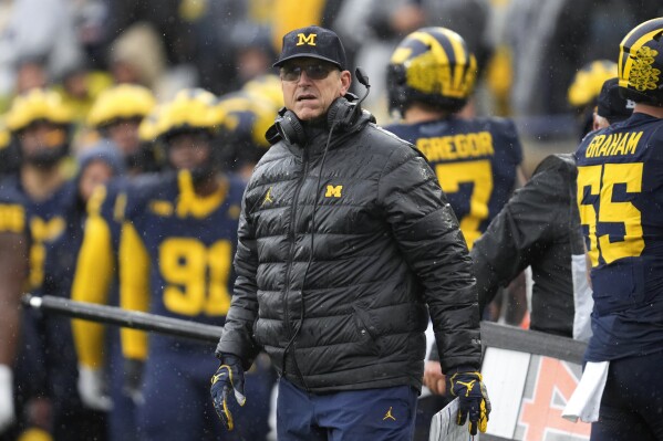 NCAA điều tra cáo buộc đánh cắp biển hiệu của Michigan. Harbaugh phủ nhận kiến ​​thức, sự liên quan