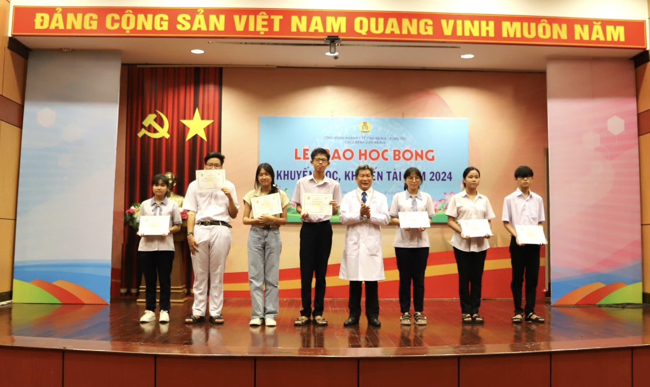 Trao quà hộ nghèo, bàn giao Mái ấm yêu thương