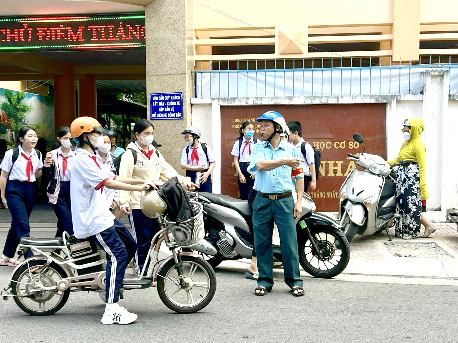 Góp phần đảm bảo an toàn giao thông cổng trường học