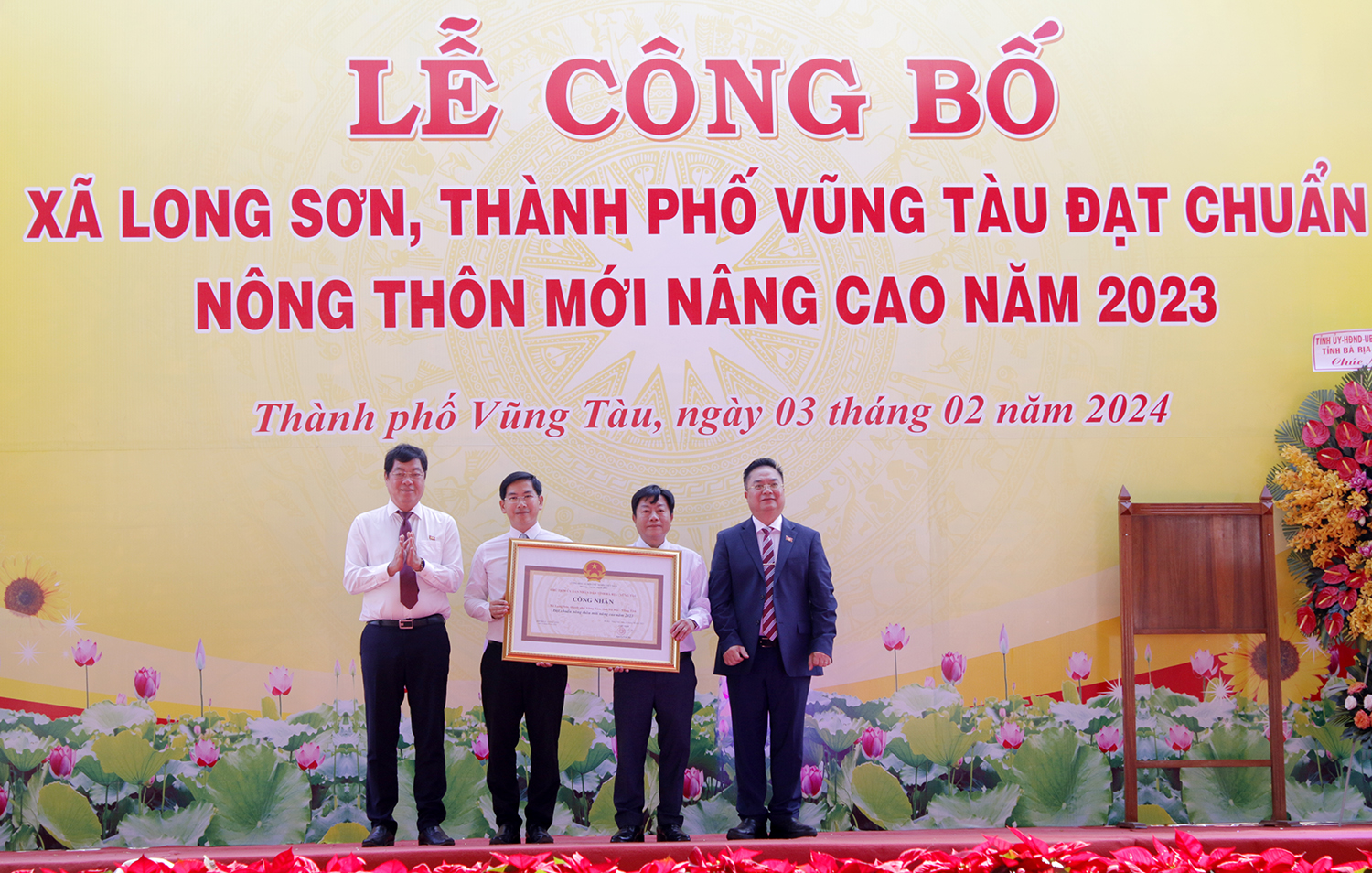 Trao quyết định công nhận xã Long Sơn đạt chuẩn nông thôn mới nâng cao