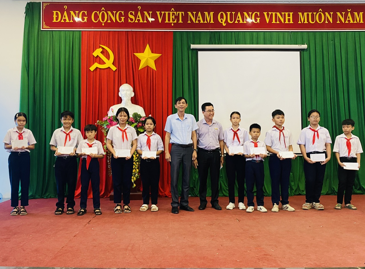 Trao học bổng cho học sinh khó khăn