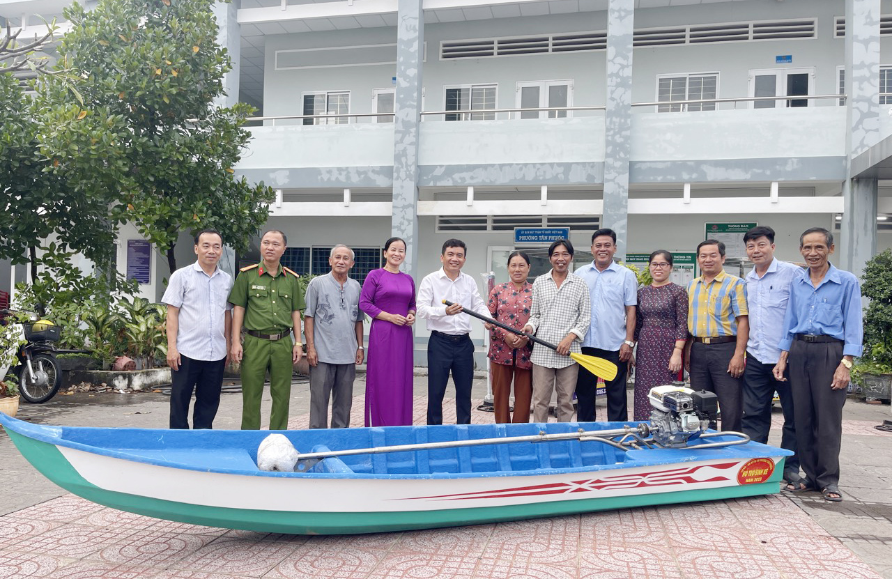 Trao sinh kế cho hộ nghèo