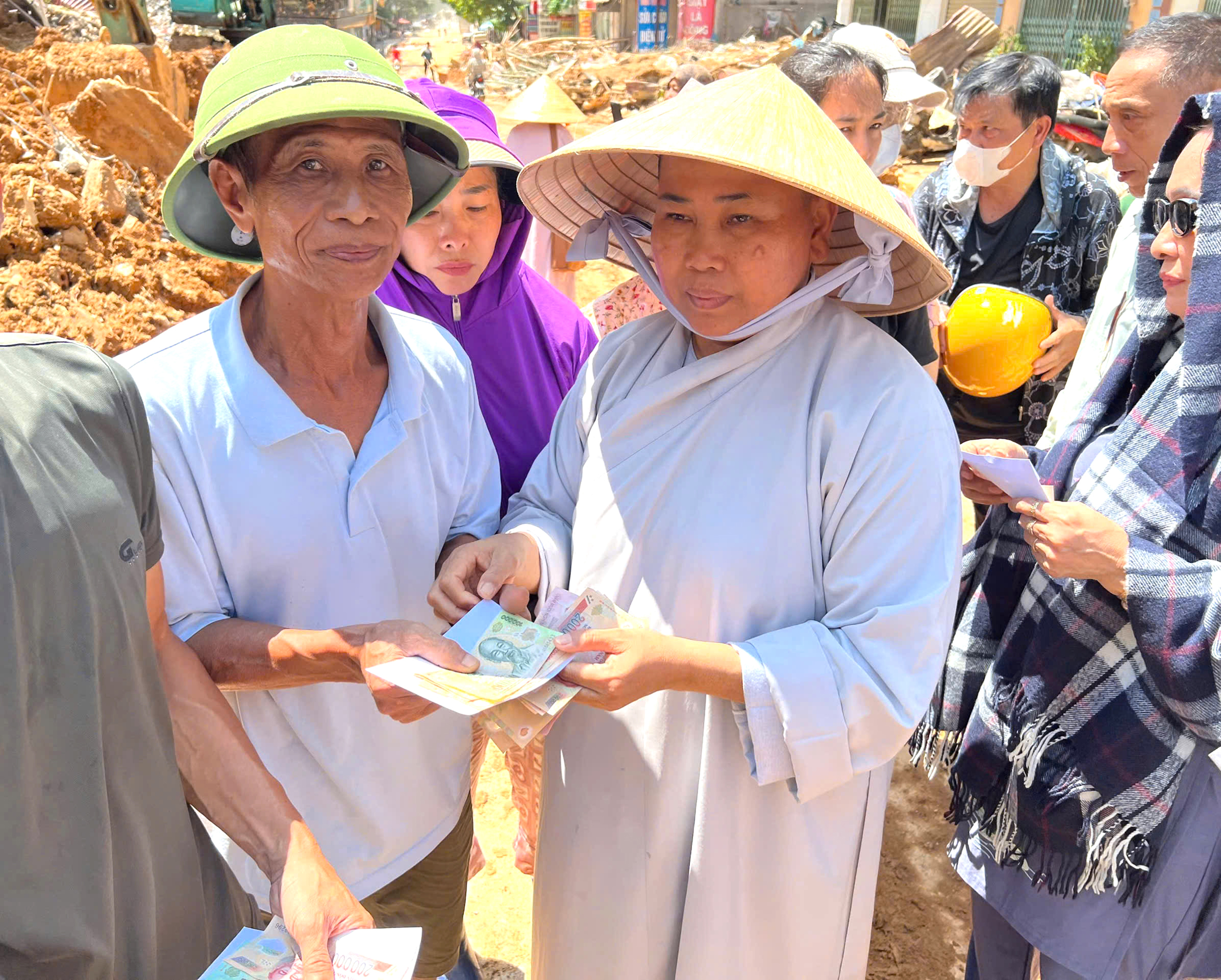 Quyên góp và cứu trợ đồng bào miền Bắc