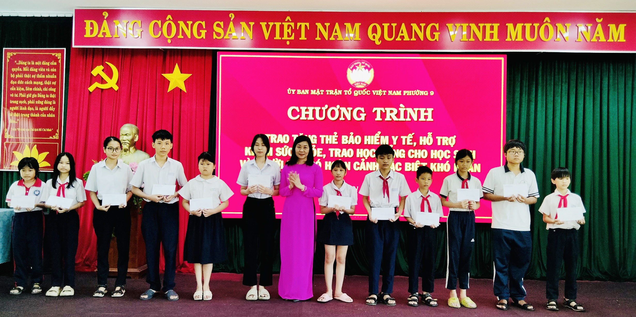 Trao quà, học bổng cho học sinh khó khăn