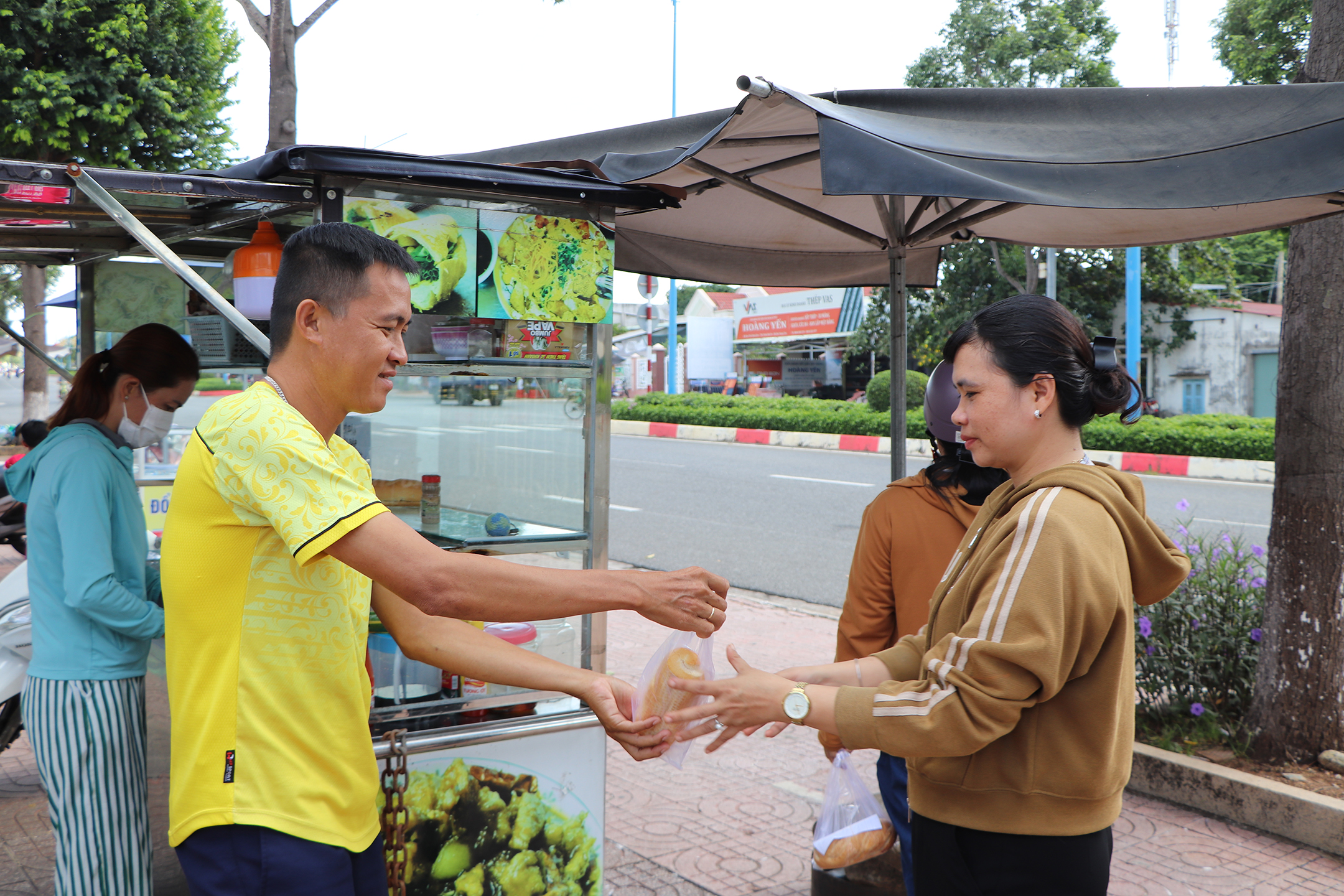 Tiếp sức cho hộ nghèo, hộ khó khăn