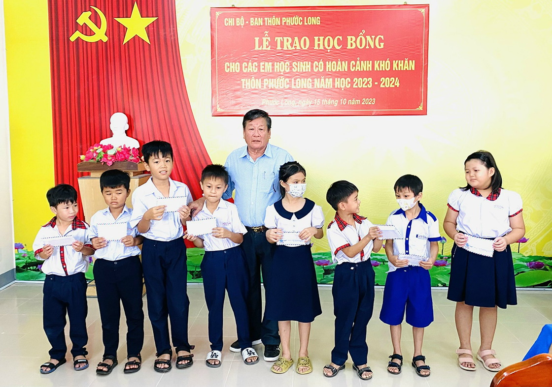 Tặng 70 thẻ bảo hiểm y tế cho học sinh khó khăn