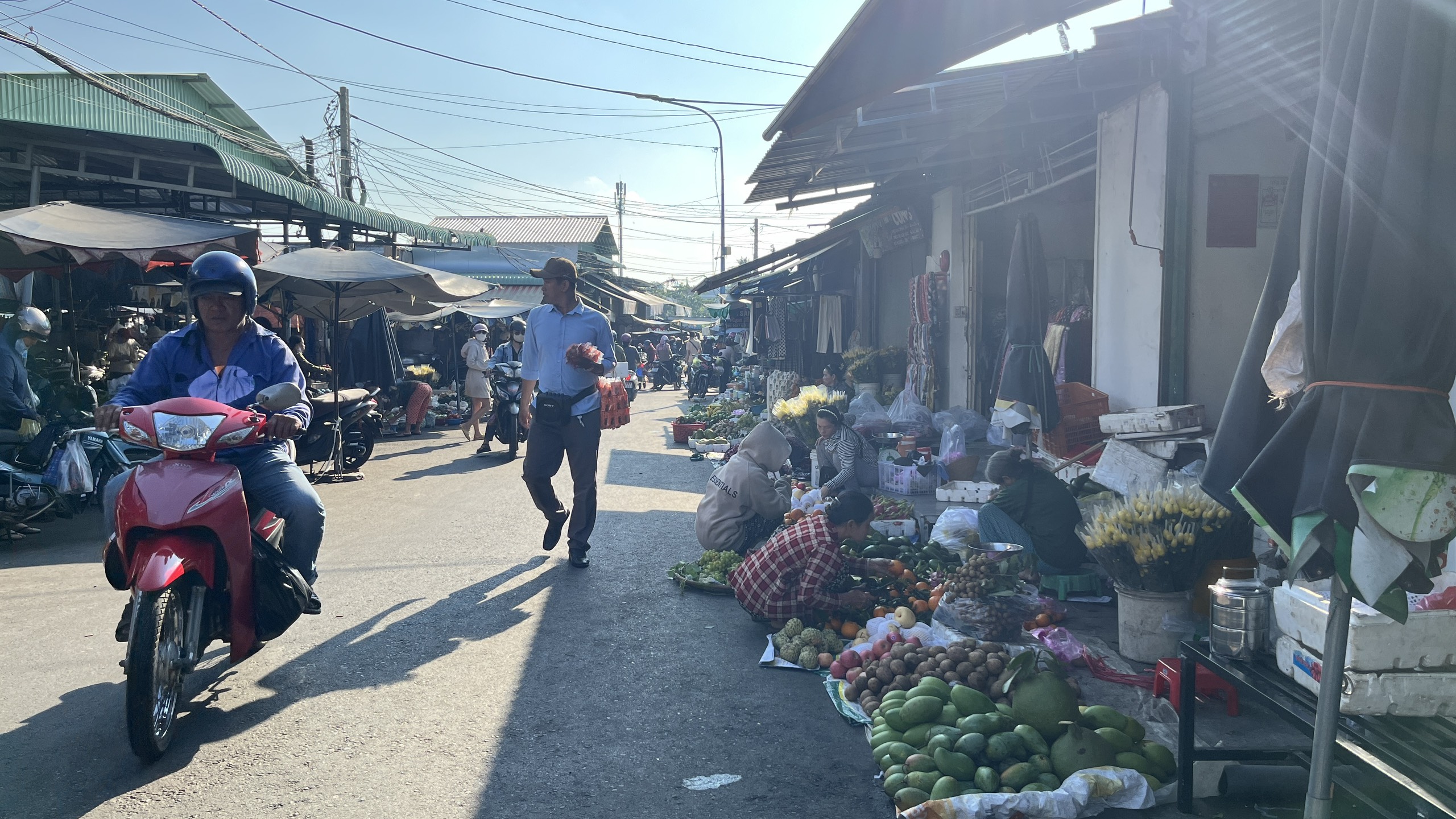 Hàng rong bủa vây chợ Phước Bửu