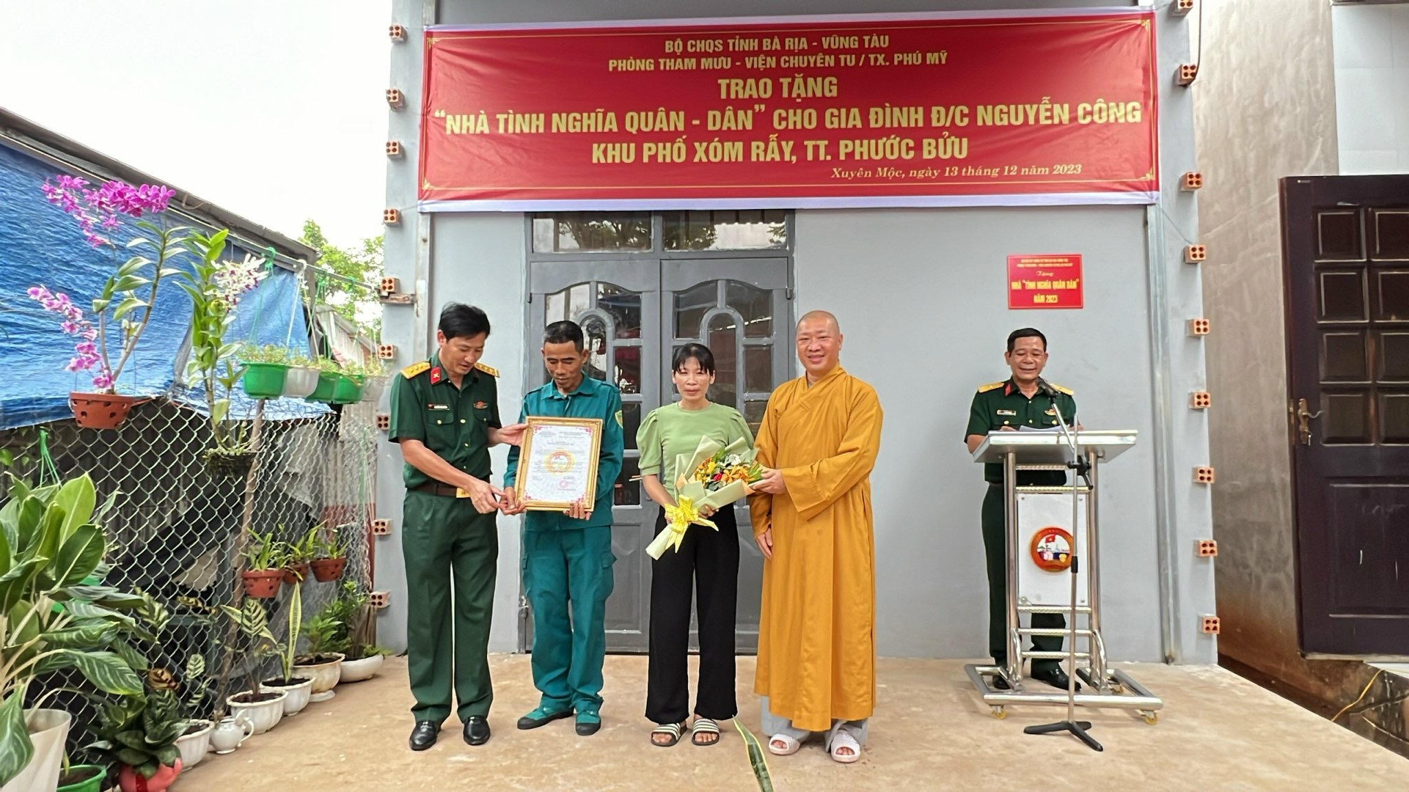 Trao tặng nhà tình nghĩa quân - dân