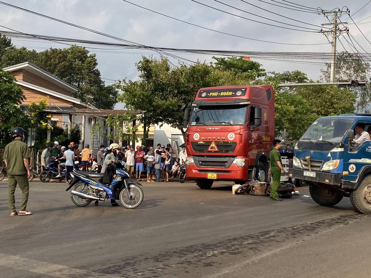 Va chạm với xe container, một người phụ nữ tử vong