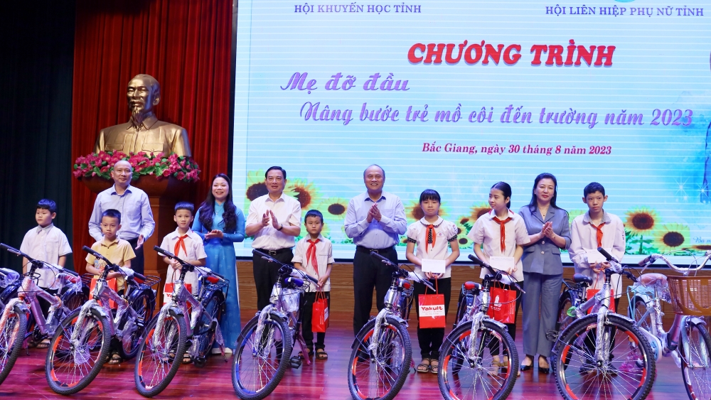 Trao học bổng cho 100 học sinh mồ côi học giỏi