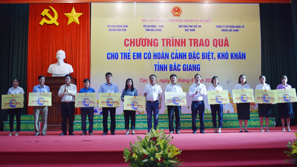 Trao 900 suất quà cho trẻ em hoàn cảnh khó khăn