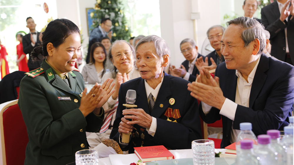 Trung tá, nhà văn Phạm Vân Anh ra mắt tiểu thuyết “Biên khu Việt Quế”