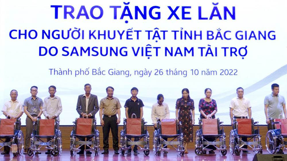 Tặng xe lăn cho người khuyết tật Bắc Giang