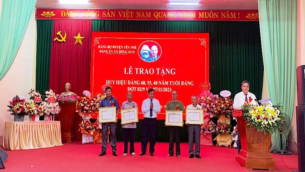 Trao huy hiệu 60 năm tuổi Đảng