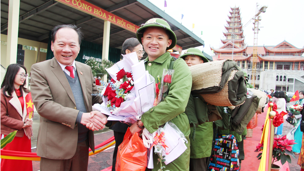 250 thanh niên Yên Dũng lên đường nhập ngũ