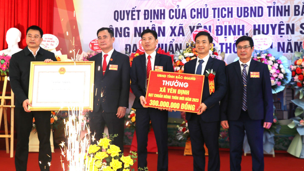 Xã Yên Định (Sơn Động) đón Bằng công nhận đạt chuẩn nông thôn mới