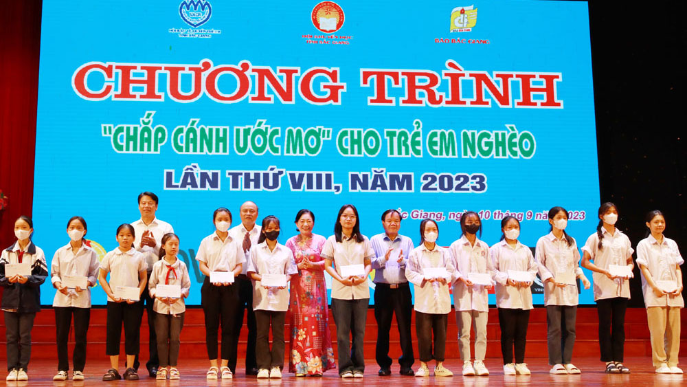 205 học sinh vượt khó nhận học bổng Chương trình “Chắp cánh ước mơ” với tổng trị giá hơn 600 triệu đồng