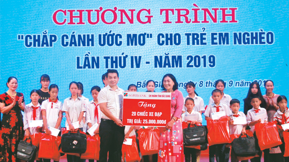 Chương trình Chắp cánh ước mơ: Cùng em vững bước tới trường