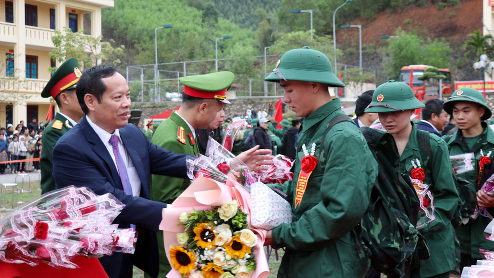 Tân binh huyện Sơn Động hăng hái lên đường nhập ngũ