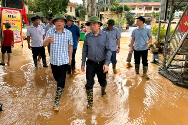 Chủ tịch UBND tỉnh Nguyễn Đăng Bình kiểm tra, chỉ đạo công tác khắc phục hậu quả bão số 3 tại Chợ Mới 0