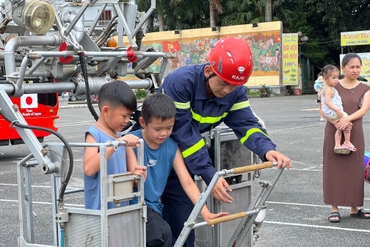 Hào hứng trải nghiệm làm "lính cứu hỏa" 0