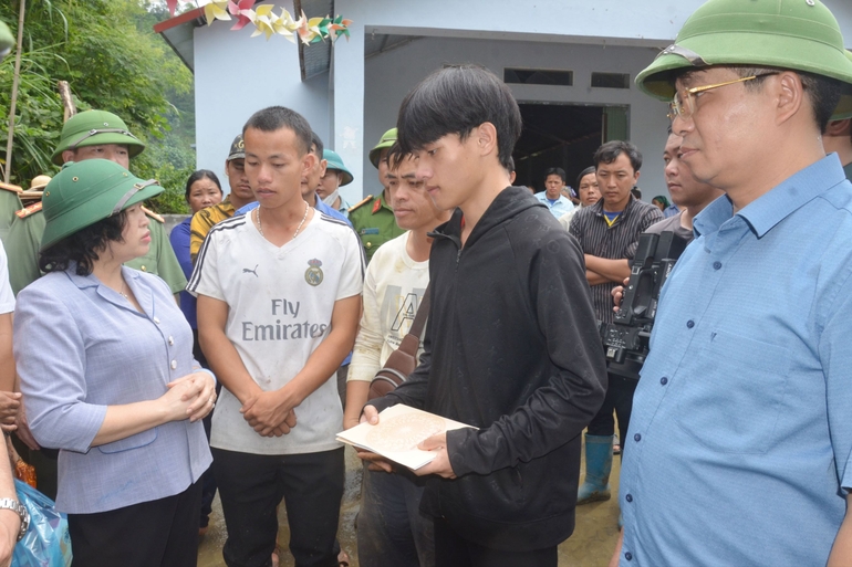 Đồng chí Phương Thị Thanh thăm, động viên gia đình nạn nhân bị sạt lở đất tại xã Nghiên Loan 0