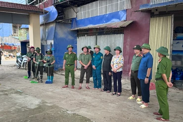 Bí thư Tỉnh ủy Hoàng Duy Chinh thăm hỏi, động viên cán bộ hỗ trợ khắc phục hậu quả thiên tai tại Nam Cường 0