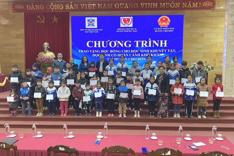 Quỹ Vì trẻ em khuyết tật Việt Nam tặng học bổng cho trẻ em thiệt thòi Bắc Kạn 0