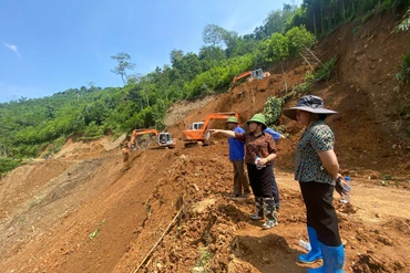 Đồng chí Phương Thị Thanh kiểm tra tình hình khắc phục hậu quả thiên tai tại huyện Chợ Đồn 0