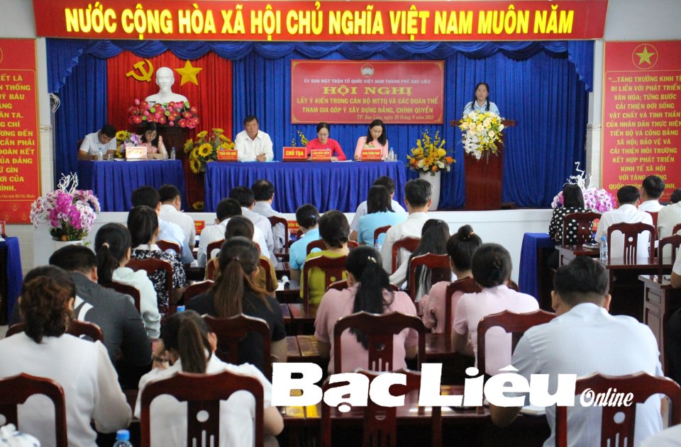 Cán bộ MTTQ và các đoàn thể TP. Bạc Liêu tham gia góp ý xây dựng Đảng, chính quyền