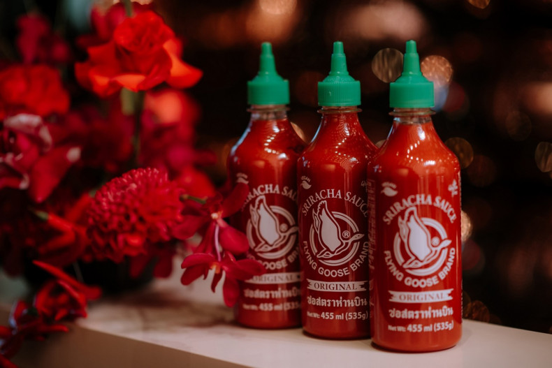 Goose bay nhắm vào đỉnh Sriracha Dấu chấm câu